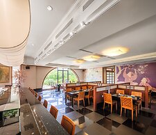 Lakeshore Hotel