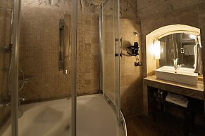 Grand Cave Suites