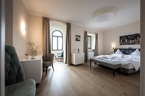 SCHLOSS PLARS Wine & Suites