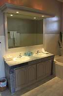 Linaw Beach Resort