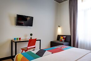 COLORS Central Ladadika