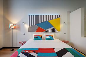 COLORS Central Ladadika