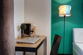 COLORS Central Ladadika