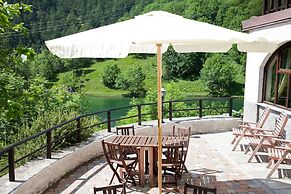 Chalet sul lago Hotel In Montagna
