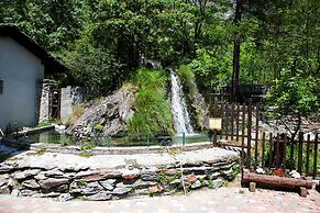 Chalet sul lago Hotel In Montagna