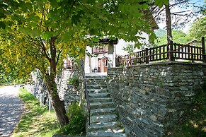 Chalet sul lago Hotel In Montagna