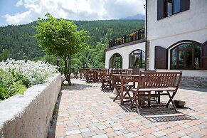 Chalet sul lago Hotel In Montagna