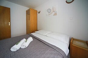 Apartments and Rooms Degra