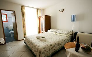Apartments and Rooms Degra