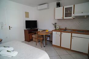 Apartments and Rooms Degra