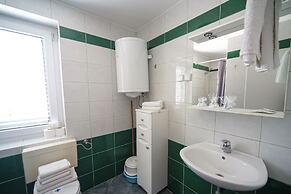 Apartments and Rooms Degra