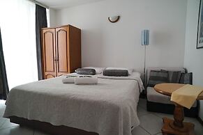 Apartments and Rooms Degra