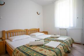 Apartments and Rooms Degra