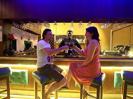 St. Lachlan Hotel & Suites