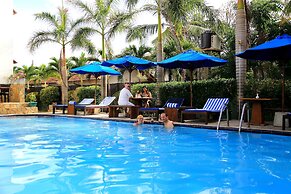 St. Lachlan Hotel & Suites