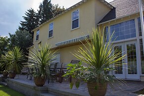 Genelle House B&B Guest House