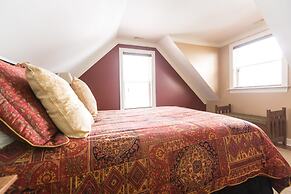 Genelle House B&B Guest House