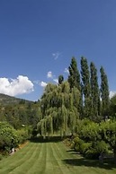 Genelle House B&B Guest House