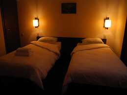 Hotel 12