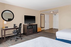 Hampton Inn & Suites Madison / Downtown
