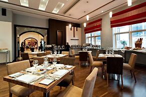 Magnum Hotel & Suites West Bay