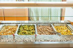 Xenios Dolphin Beach Hotel