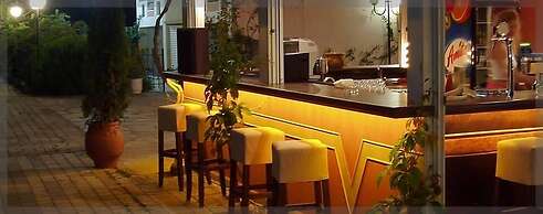 Xenios Dolphin Beach Hotel