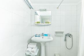 Xenios Dolphin Beach Hotel