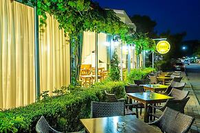 Xenios Dolphin Beach Hotel