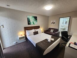 Crest Motor Inn