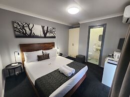 Crest Motor Inn