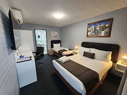 Crest Motor Inn