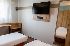 B&B HOTEL Pau Lescar