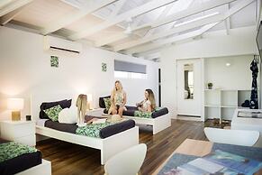 Magnums Airlie Beach