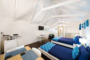 Magnums Airlie Beach