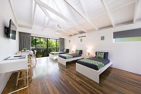 Magnums Airlie Beach