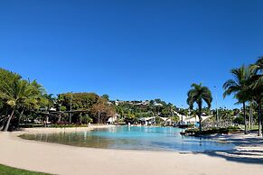 Magnums Airlie Beach