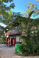 Magnums Airlie Beach