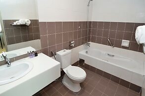 Holiday Villa Hotel & Suites