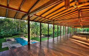 Iguana Lodge Beach Resort