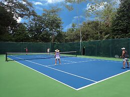 Iguana Lodge Beach Resort