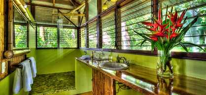 Iguana Lodge Beach Resort