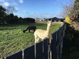 Colonial Lodge Motel