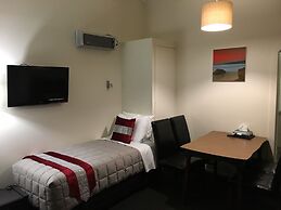 Colonial Lodge Motel