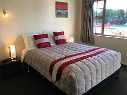 Colonial Lodge Motel