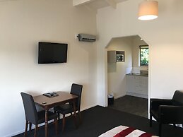 Colonial Lodge Motel