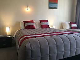 Colonial Lodge Motel