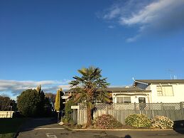 Colonial Lodge Motel