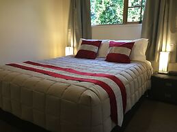 Colonial Lodge Motel