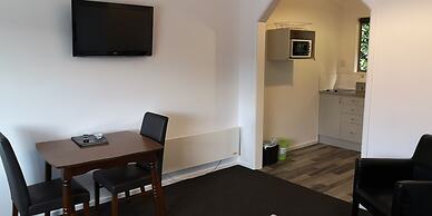 Colonial Lodge Motel